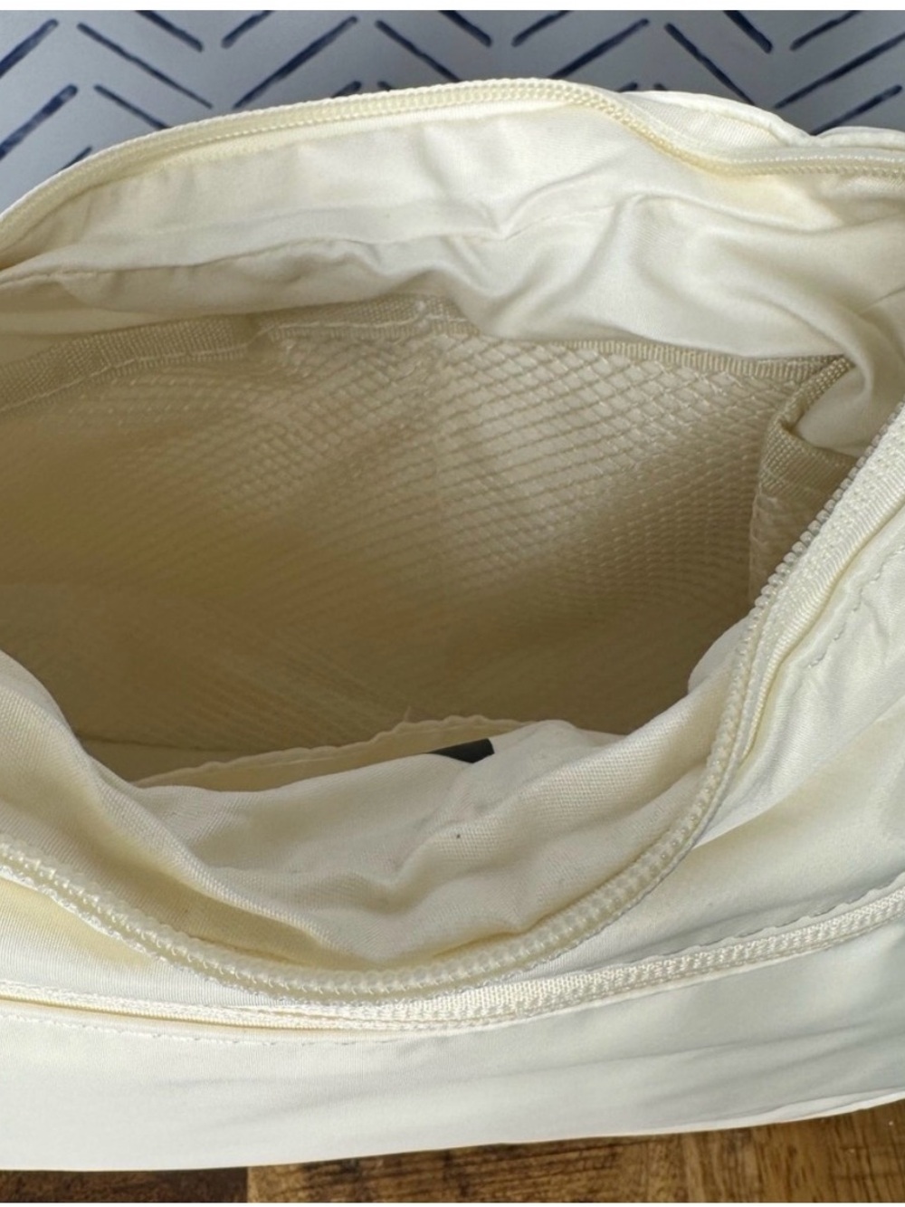 Lululemon inspired City Nylon Cream Shoulder Tote Bag 4L - Picture 5 of 6